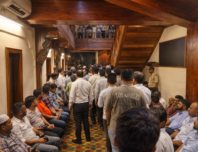 महापालिका निवडणुकीत अव्यवस्था, ठाण्यात उमेदवार रांगेत ताटकळले..